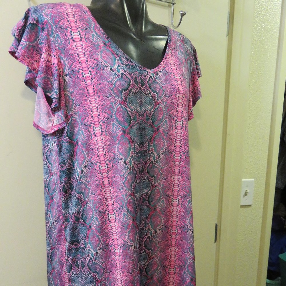 MEDIUM  TOP/ SNAKESKIN PRINT OF PINKS AND BLUES